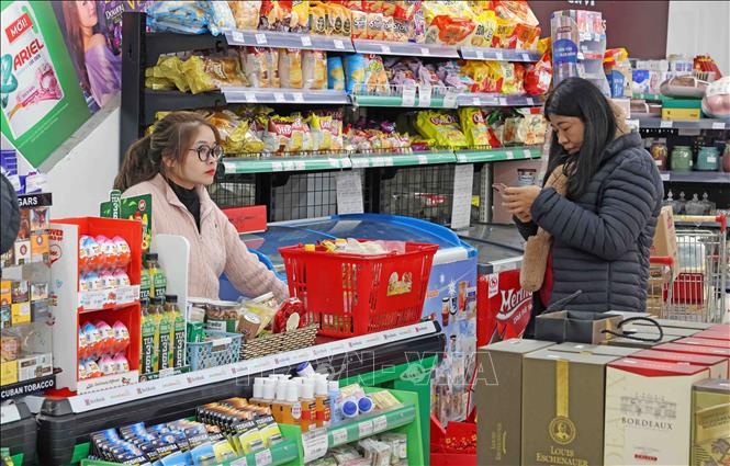 A customer purchase goods at the BRGMart on Pham Ngoc Thach street, Dong Da district, Hanoi. VNA Photo: Trần Việt