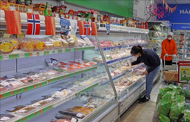 A customer purchases goods at the BRGMart on Pham Ngoc Thach street, Dong Da district, Hanoi. VNA Photo: Trần Việt