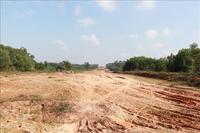 Dự án đường Hùng Vương nối dài (Quảng Trị) dừng thi công nên còn dang dở. Ảnh: Nguyên Lý - TTXVN 