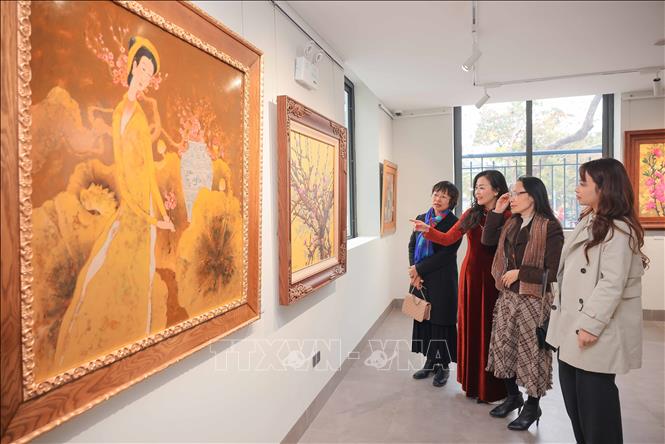 Khách tham quan triển lãm nghệ thuật “Sắc Xuân Ất Tỵ