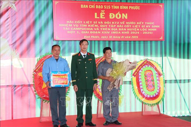 Ban chỉ đạo 515 tỉnh Bình Phước tổ chức lễ đón 41 hài cốt liệt sĩ và Đội K72 về nước. Ảnh: Đậu Tất Thành - TTXVN.