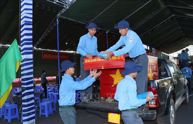 Ban chỉ đạo 515 tỉnh Bình Phước tổ chức lễ đón 41 hài cốt liệt sĩ và Đội K72 về nước. Ảnh: Đậu Tất Thành - TTXVN.