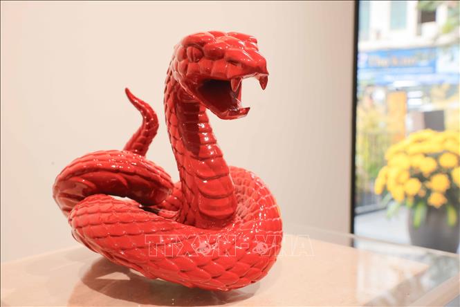 Triển lãm giới thiệu một số tác phẩm linh vật rắn năm Ất Tỵ. Ảnh: Hoàng Hiếu - TTXVN