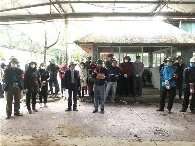 Các cơ quan chức năng đọc quyết định cưỡng chế đất tại thị trấn Thanh Hà. Ảnh: Tiến Vĩnh – TTXVN 
