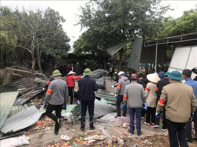 Các cơ quan chức năng tiến hành kiểm đếm tài sản tại khu vực cưỡng chế. Ảnh: Tiến Vĩnh – TTXVN