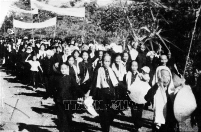 Trong phong trào “Đồng khởi” đã xuất hiện “Đội quân tóc dài”, biểu tượng sinh động của truyền thống toàn dân đánh giặc, “giặc đến nhà đàn bà cũng đánh” của dân tộc. Trong ảnh: 