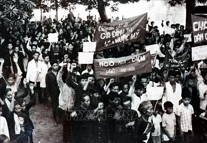 Ngày 2/12/1960, hơn 2.000 người dân tỉnh Mỹ Tho mít tinh, biểu tình đòi Mỹ - Diệm chấm dứt các cuộc hành quân càn quét, chấm dứt việc bắn đại bác vào xóm làng, đòi Ngô Đình Diệm từ chức và thành lập một chính phủ dân chủ tiến bộ ở miền Nam Việt Nam. Ảnh: Tư liệu TTXVN