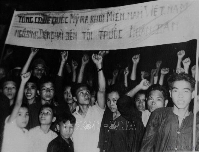 Ngày 20/12/1960, hơn 2000 đồng bào Bến Tre mít tinh đòi đế quốc Mỹ cút khỏi miền Nam Việt Nam, đòi Ngô Đình Diệm từ chức và đền tội trước nhân dân. Ảnh: TTXGP