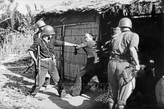 Nhân dân Bến Tre đấu tranh quyết liệt, không chịu vào sống trong ấp chiến lươc, kiên quyết không cho quận ngụy đốt nhà mình. Ảnh: TTXGP