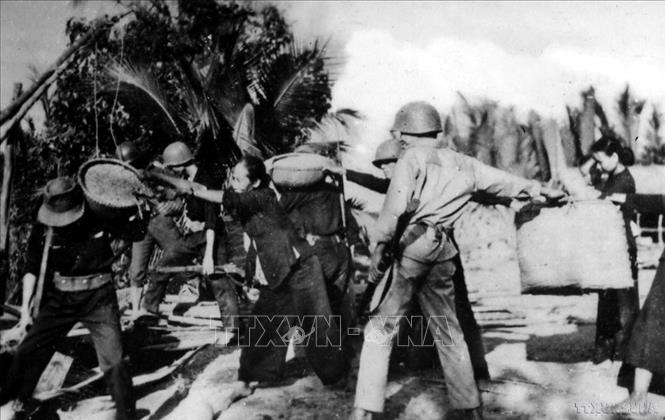 Nông dân Bến Tre đấu tranh quyết liệt giành lại lúa gạo bị quân ngụy cướp đi. Ảnh: TTXGP