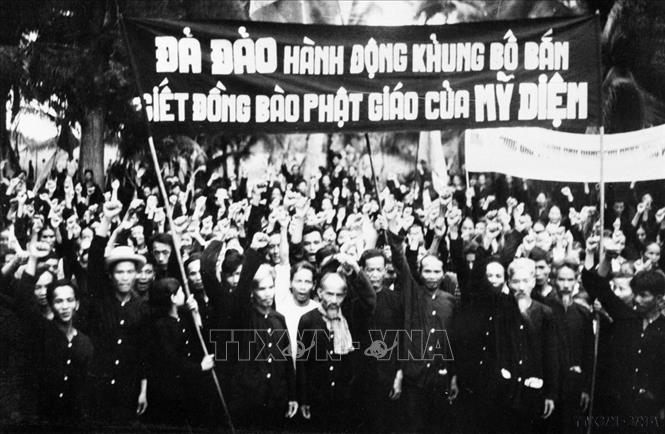 Đồng bào phật giáo tỉnh Bến Tre biểu tình ủng hộ cuộc đấu tranh đòi tự do tín ngưỡng cho đồng bào phật giáo ở Huế. Ảnh: TTXGP