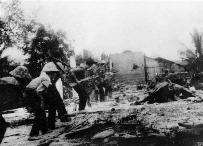  Quân giải phóng tiến vào thị xã Bến Tre (1968). Ảnh: TTXGP