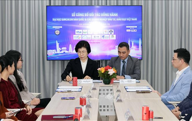 Lễ ký kết biên bản hợp tác giữa trường Đại học Gimcheon (Hàn Quốc) và các đơn vị tư vấn du học. Ảnh: Trần Việt - TTXVN 