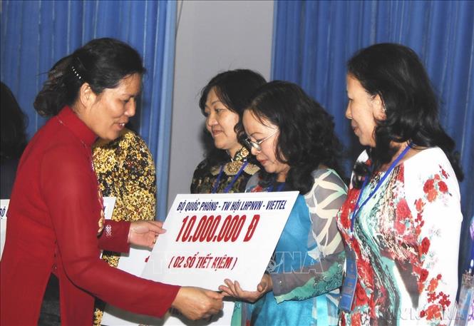 Chủ tịch Hội LHPN Việt Nam Nguyễn Thị Thanh Hòa trao sổ tiết kiệm tình nghĩa cho cựu thanh niên xung phong tham gia 