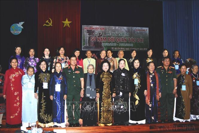 Các đồng chí lãnh đạo Hội  LHPN Việt Nam, Quân khu 7 và các đại biểu dự Lễ kỷ niệm 50 năm “Đội quân tóc dài