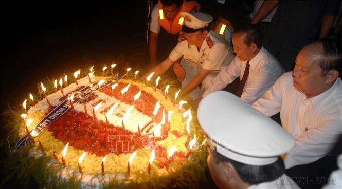 Thả hoa đăng trên sông Bến Tre tưởng nhớ các anh hùng liệt sĩ tham gia Đồng khởi Bến Tre năm 1960 tại Đêm hoa đăng “Linh thiêng những dòng sông Bến Tre - Tri ân các anh hùng liệt sĩ” (2010). Ảnh: Thế Anh-TTXVN