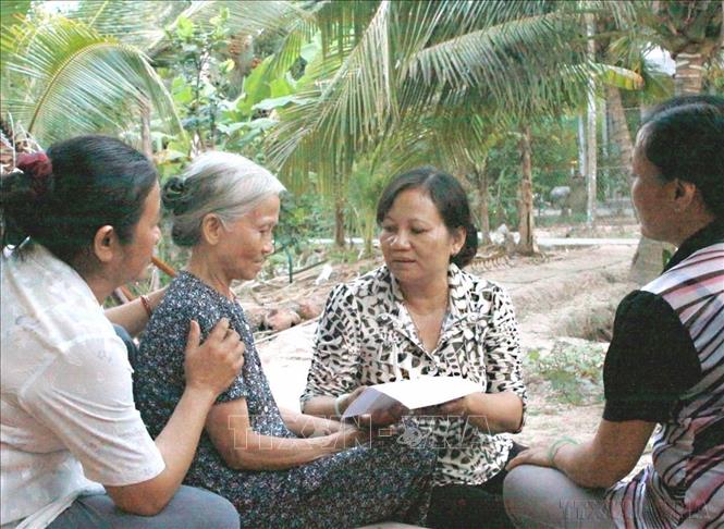  Trao sổ tiết kiệm cho mẹ Nguyễn Thị Chắn ở xã Lương Quế, huyện Giồng Trôm (Bến Tre), thành viên “Đội quân tóc dài” tham gia đấu tranh chính trị trên quê hương Đồng Khởi có hoàn cảnh đặc biệt khó khăn (2010). Ảnh: Dương Ngọc - TTXVN