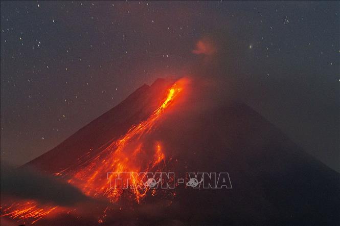 (Tư liệu) Dung nham phun trào từ núi lửa Merapi, nhìn từ làng Tunggul Arum, Yogyakarta, Indonesia, ngày 5/8/2024. Ảnh: THX/TTXVN