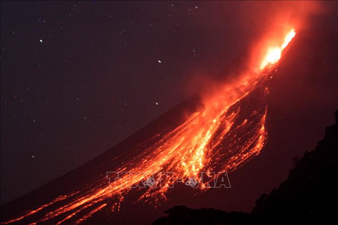 (Tư liệu) Dung nham phun trào từ núi lửa Merapi, nhìn từ làng Tunggul Arum, Yogyakarta, Indonesia, ngày 9/6/2024. Ảnh: THX/TTXVN