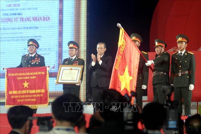 Phó Thủ tướng Trương Vĩnh Trọng trao danh hiệu  Anh hùng LLVTND cho Lực lượng vũ trang tỉnh Bến Tre tại Lễ kỷ niệm 50 năm Ngày Bến Tre Đồng khởi (2010). Ảnh: Thế Anh - TTXVN