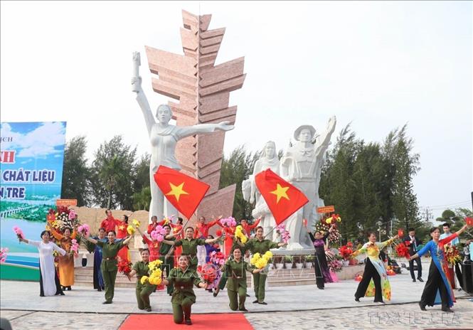 Lễ khánh thành công trình nâng cấp, chuyển chất liệu tượng đài Đồng Khởi Bến Tre. Công trình được thi công trong 375 ngày từ ngày 17/01/2022 - 19/4/2023. Ảnh: Chương Đài - TTXVN