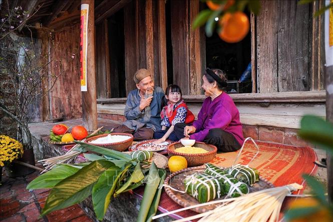 Người lớn tuổi trong gia đình chia sẻ về những phong tục của dân tộc dịp Tết cổ truyền. Ảnh: Khánh Hòa – TTXVN 