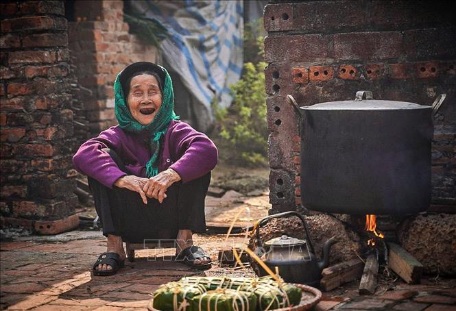 Niềm vui của người lớn tuổi trong gia đình mỗi dịp Tết đến Xuân về. Ảnh: Khánh Hòa – TTXVN 