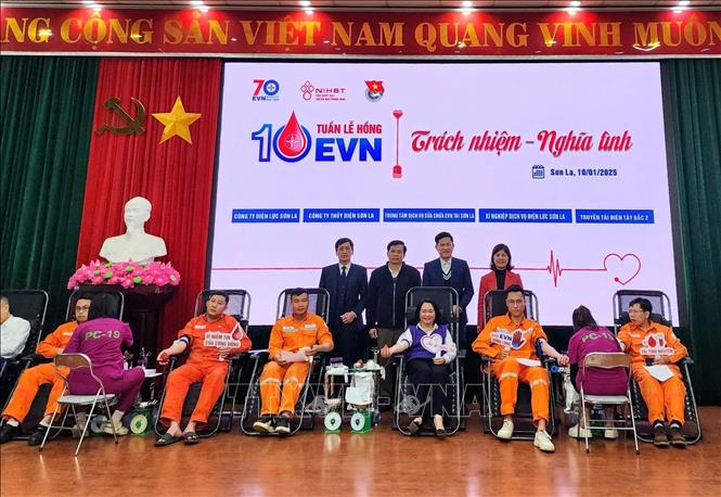 Lãnh đạo, cán bộ, công nhân viên các đơn vị tham gia hiến máu tình nguyện tại chương trình. Ảnh: TTXVN phát