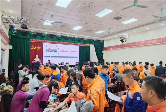 Lãnh đạo, cán bộ, công nhân viên các đơn vị tham gia hiến máu tình nguyện tại chương trình. Ảnh: TTXVN phát