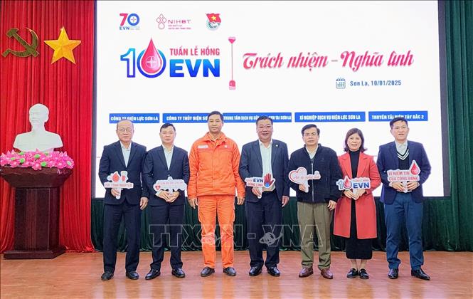 Đại diện lãnh đạo các đơn vị đồng hành, tổ chức chương trình chụp ảnh lưu niệm. Ảnh: TTXVN phát