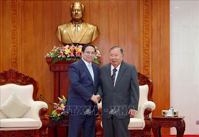 Thủ tướng Phạm Minh Chính gặp nguyên Tổng Bí thư, Chủ tịch nước Lào Bounnhang Vorachith. Ảnh: Dương Giang-TTXVN
