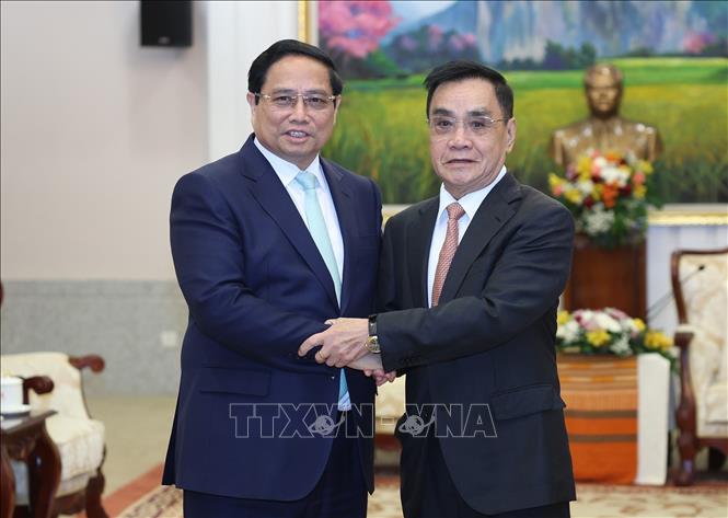 Thủ tướng Phạm Minh Chính gặp nguyên Thủ tướng, nguyên Chủ tịch Quốc hội Lào Thongsing Thammavong. Ảnh: Dương Giang-TTXVN 