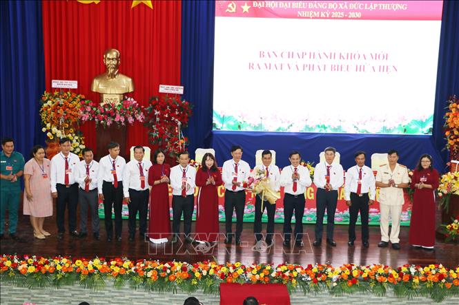 Bí thư Huyện ủy Đức Hòa Nguyễn Minh Hùng (thứ 5, từ phải qua) tặng hoa chúc mừng Ban Chấp hành Đảng bộ xã Đức Lập Thượng, nhiệm kỳ 2025-2030. Ảnh: Thanh Bình - TTXVN