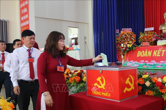 Đại biểu bỏ phiếu bầu trực tiếp Bí thư Đảng ủy xã Đức Lập Thượng. Ảnh: Thanh Bình - TTXVN