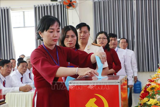 Đại biểu bỏ phiếu bầu trực tiếp Bí thư Đảng ủy xã Đức Lập Thượng. Ảnh: Thanh Bình - TTXVN