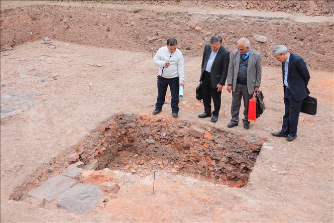 Phát hiện dấu tích móng Ngự đạo, được gia cố bằng gạch ngói vụn, đá và đất sét, móng Ngự đạo dày 56-70 cm, được đầm thành 5 lớp: Đất sét, gạch ngói vụn (chủ yếu gạch vồ đỏ và xám), đất sét, gạch ngói vụn, đất sét, phía dưới là dấu tích móng gạch, ngói thời Trần. Ảnh: Hoàng Hiếu - TTXVN
