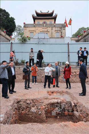 Khu vực khai quật cống nước xuất lộ dài 8,4m, rộng 1,1m , chạy theo hướng Đông Tây. Ảnh: Hoàng Hiếu - TTXVN
