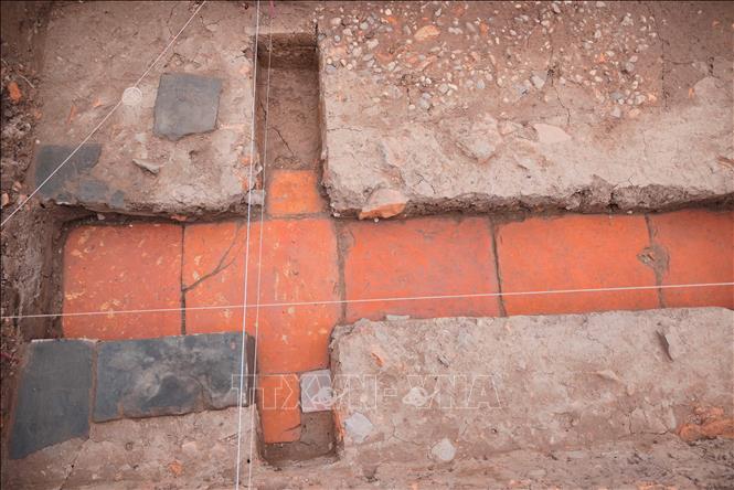 Cống nước ngầm được phát lộ ở độ sâu 1,4m so với mặt bằng tại chỗ, thành trong cống cao 52cm, được xếp 3 hàng gạch vồ, mặt cống được đậy bằng các phiến đá vôi hình chữ nhật, lòng cống rộng 37cm, được lát bằng gạch vuông màu đỏ thời Lê sơ. Ảnh: Hoàng Hiếu - TTXVN