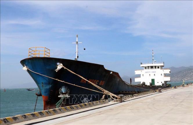 Cảng Quốc tế Trung Nam Cà Ná đón tàu trọng tải lớn cập cảng trung chuyển hàng hóa. Ảnh: Công Thử - TTXVN