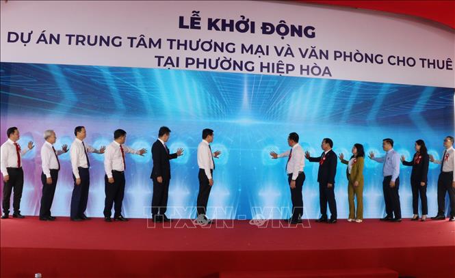 Delegates launch the project. VNA Photo: Công Phong 