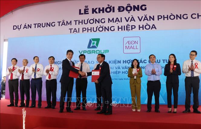 Exchanging legal documents on the project. VNA Photo: Công Phong 