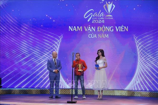 Hạng mục Nam vận động viên của năm được trao cho VĐV Trần Quyết Chiến (môn billiards). Ảnh: Minh Quyết - TTXVN