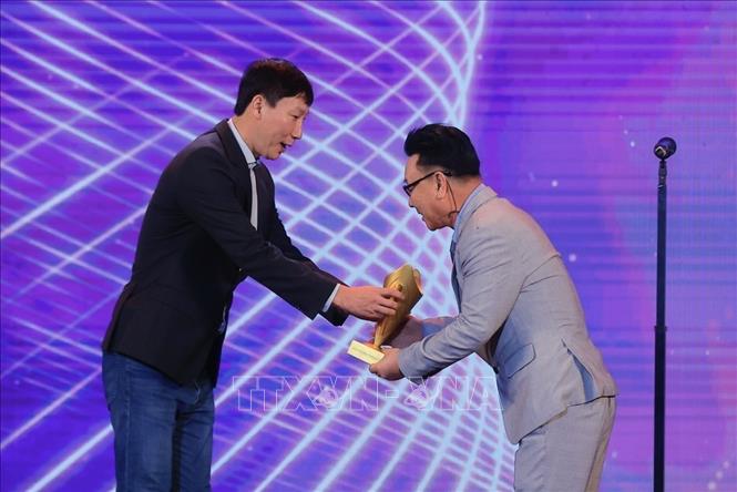 Ban tổ chức trao hạng mục chuyên gia nước ngoài xuất sắc cho ông Park Chung-gun (đội tuyển bắn súng Việt Nam). Ảnh: Minh Quyết - TTXVN