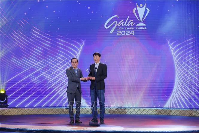 Ban tổ chức trao kỷ niệm chương cho HLV trưởng đội tuyển bóng đá nam Việt Nam Kim Sang Sik. Ảnh: Minh Quyết - TTXVN
