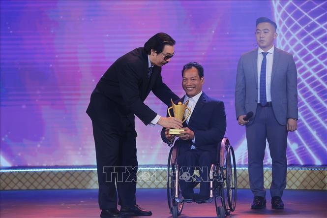 Ban tổ chức trao hạng mục VĐV người khuyết tật xuất sắc và VĐV được yêu thích nhất cho VĐV Lê Văn Công (cử tạ). Ảnh: Minh Quyết - TTXVN