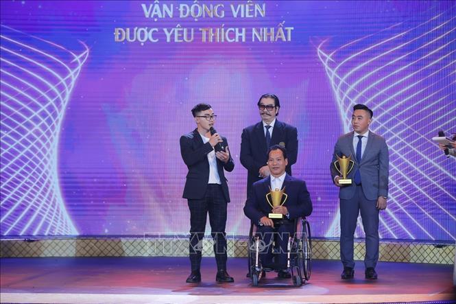 Ban tổ chức trao hạng mục VĐV người khuyết tật xuất sắc và VĐV được yêu thích nhất cho VĐV Lê Văn Công (môn cử tạ). Ảnh: Minh Quyết - TTXVN
