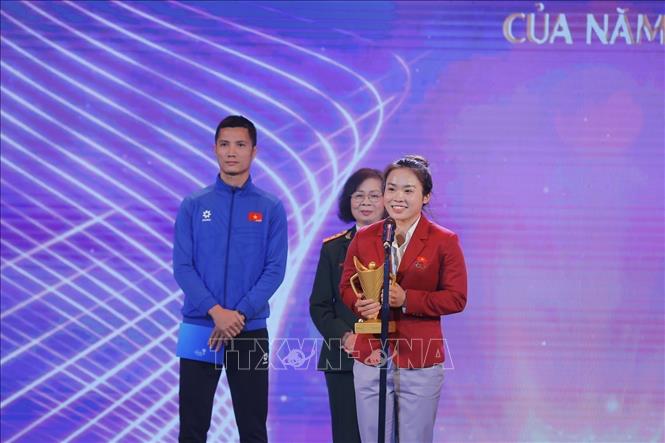 Ban tổ chức trao hạng mục vận động viên trẻ của năm cho VĐV Nguyễn Thị Hương (môn canoeing). Ảnh: Minh Quyết - TTXVN
