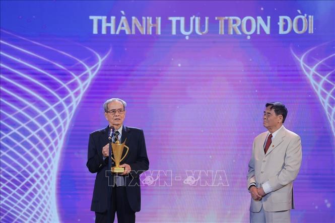 Ban tổ chức trao hạng mục thành tựu trọn đời cho GS, TS Lê Văn Lẫm (nguyên hiệu trường Trường Đại học Thể dục thể thao Bắc Ninh). Ảnh: Minh Quyết - TTXVN