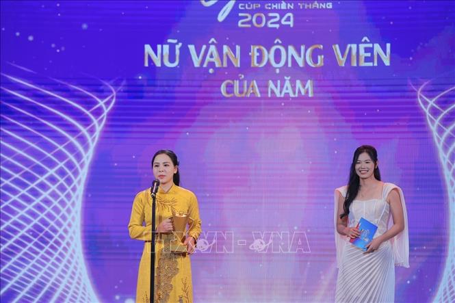 Ban tổ chức trao hạng mục nữ VĐV của năm cho VĐV Trịnh Thu Vinh (môn bắn súng). Ảnh: Minh Quyết - TTXVN
