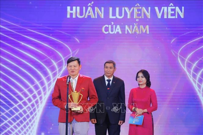 Ban tổ chức trao hạng mục huấn luyện viên của năm cho HLV Lưu Văn Hoàn (đội tuyển canoeing Việt Nam). Ảnh: Minh Quyết - TTXVN
